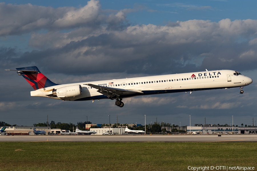 Delta Air Lines McDonnell Douglas MD-90-30 (N960DN) | Photo 134508