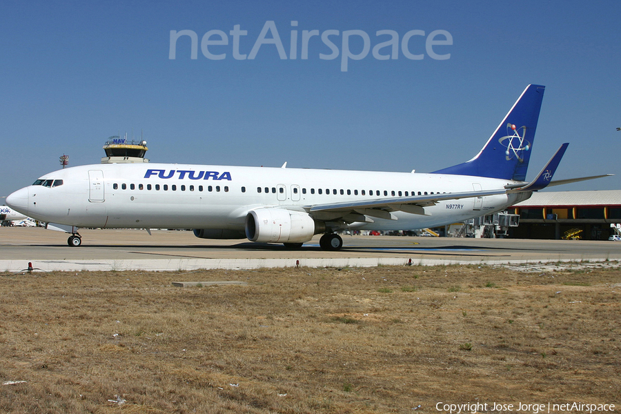 Futura International Airways Boeing 737-86N (N977RY) | Photo 389640