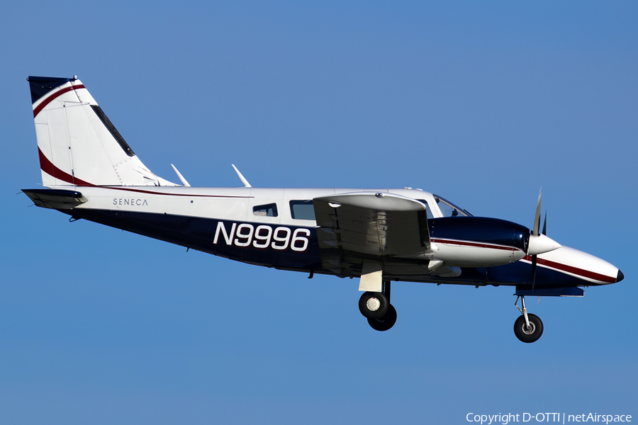 (Private) Piper PA-34-200T Seneca II (N9996) | Photo 561554