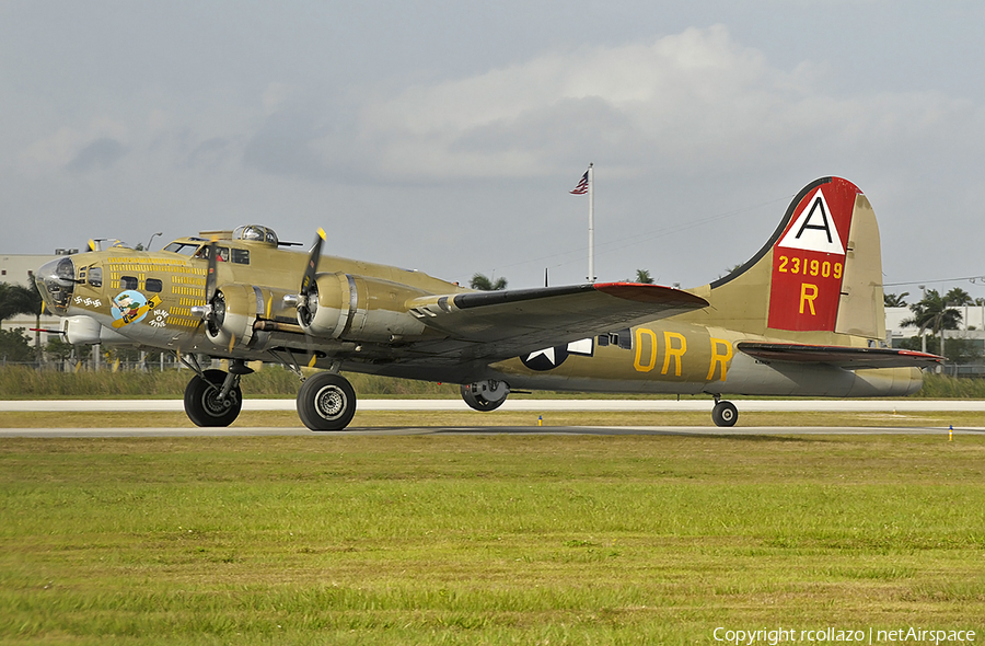 Collings Foundation Boeing B-17G Flying Fortress (NL93012) | Photo 117795