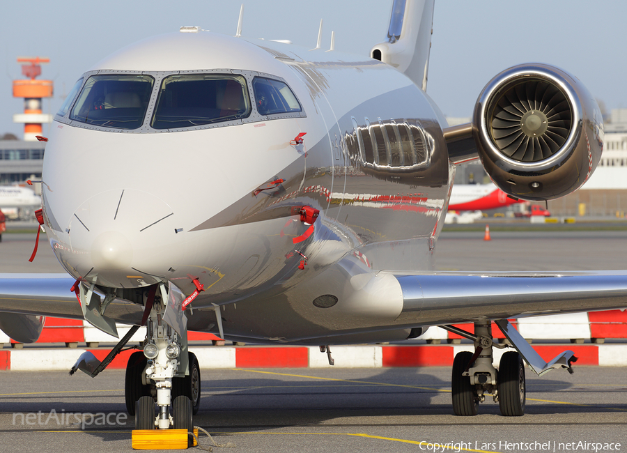 LaudaMotion Bombardier BD-100-1A10 Challenger 300 (OE-HDC) | Photo 235727