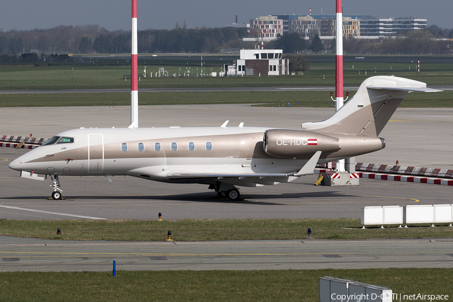 LaudaMotion Bombardier BD-100-1A10 Challenger 300 (OE-HDC) | Photo 542072