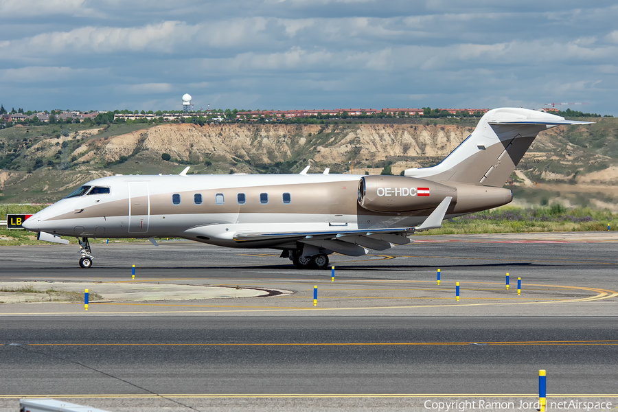 LaudaMotion Bombardier BD-100-1A10 Challenger 300 (OE-HDC) | Photo 320872