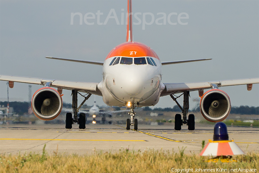 easyJet Europe Airbus A320-214 (OE-IZT) | Photo 524848