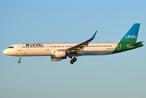 Level Airbus A321-211 (OE-LCR) at  Hamburg - Fuhlsbuettel (Helmut Schmidt), Germany