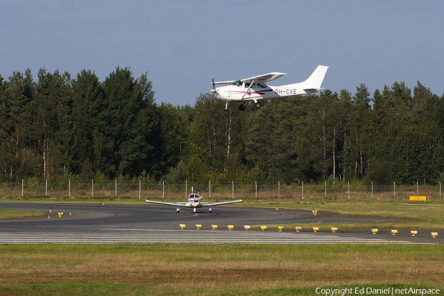 Oulun Laskuvarjokerho Cessna 182P Skylane (OH-CVE) | Photo 92014