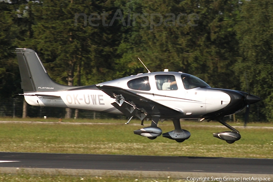 (Private) Cirrus SR22 G5 GTS Platinum (OK-UWE) | Photo 629304