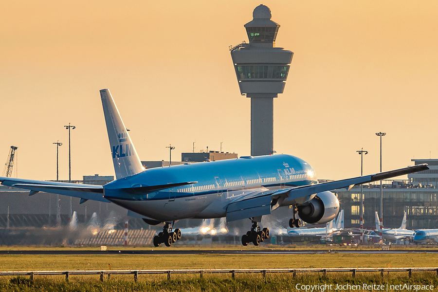 KLM - Royal Dutch Airlines Boeing 777-206(ER) (PH-BQE) | Photo 387393