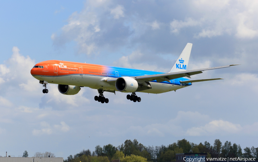 KLM - Royal Dutch Airlines Boeing 777-306(ER) (PH-BVA) | Photo 157210