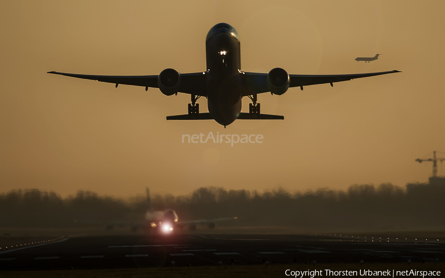 KLM - Royal Dutch Airlines Boeing 777-306(ER) (PH-BVC) | Photo 118472