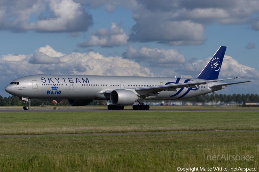 KLM - Royal Dutch Airlines Boeing 777-306(ER) (PH-BVD) | Photo 393857