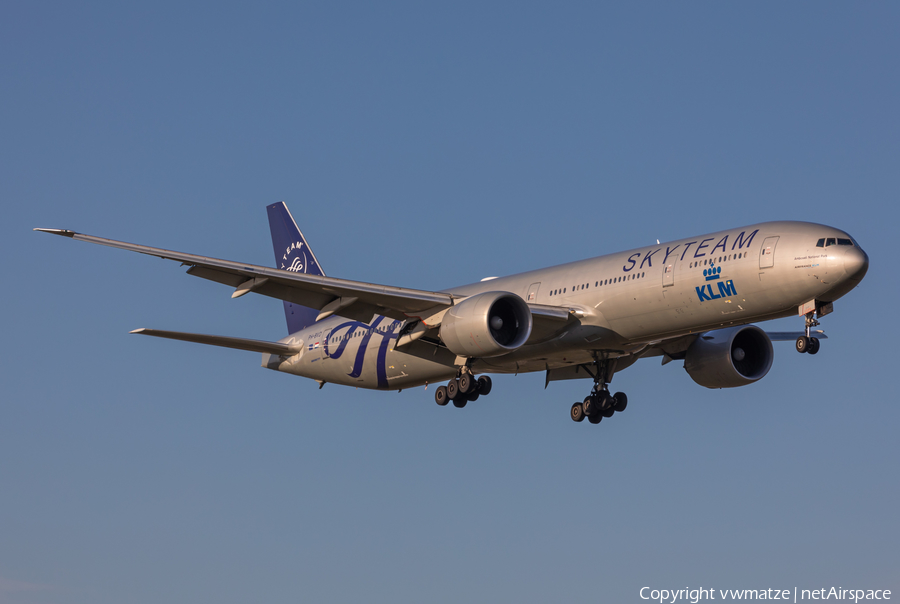 KLM - Royal Dutch Airlines Boeing 777-306(ER) (PH-BVD) | Photo 502039