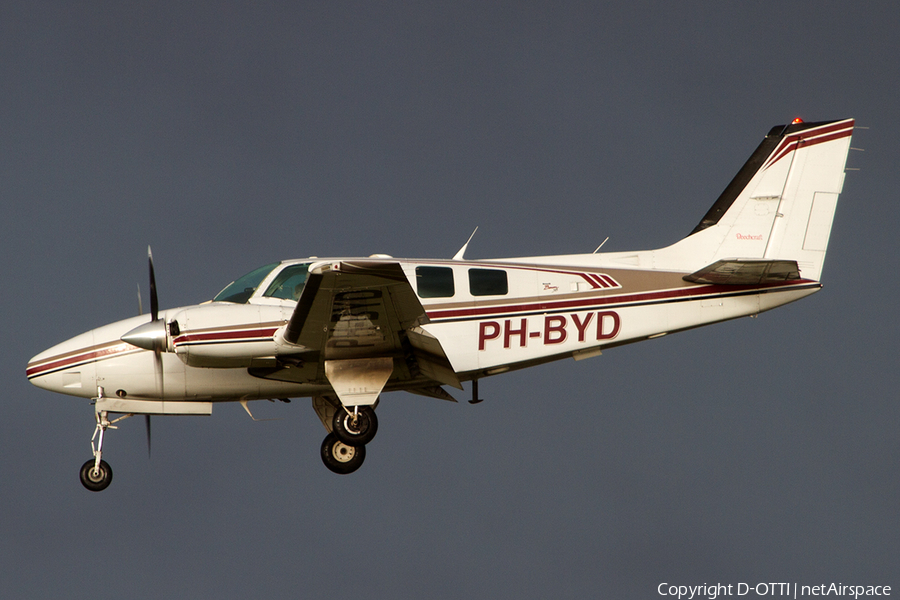 KLM Flight School Beech 58 Baron (PH-BYD) | Photo 524300