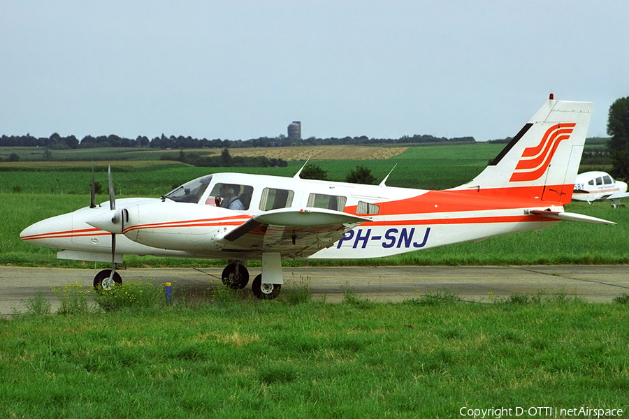 Schreiner Airways Piper PA-34-220T Seneca V (PH-SNJ) | Photo 360577