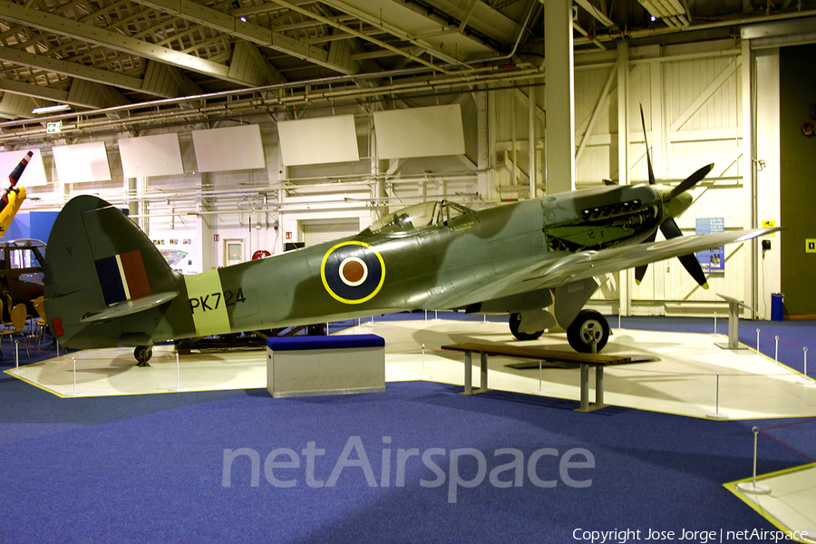 Royal Air Force Supermarine Spitfire F.24 (PK724) | Photo 663962