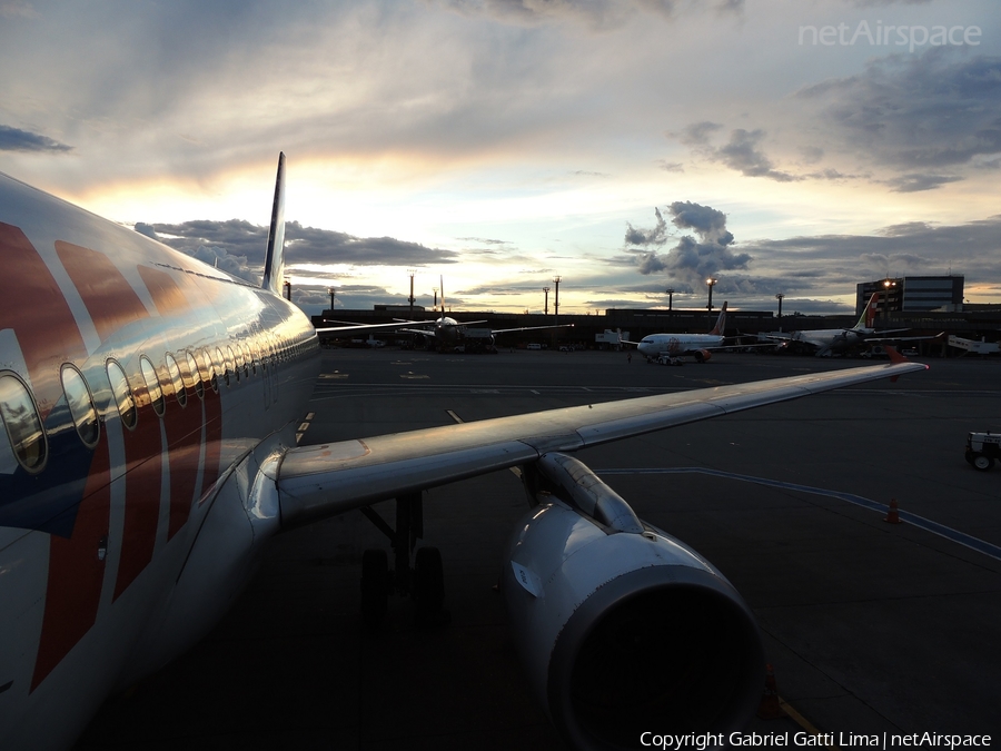 TAM Brazilian Airlines Airbus A320-214 (PR-MHI) | Photo 37107