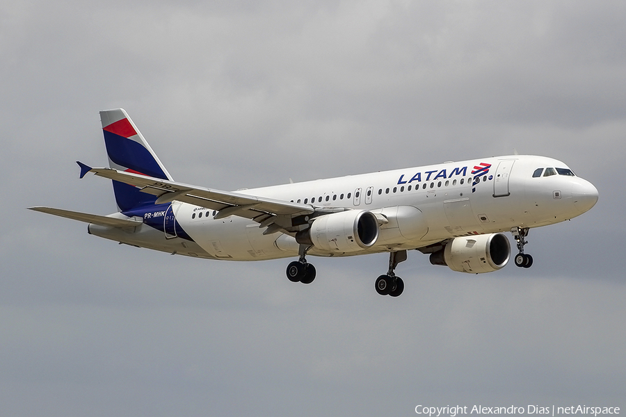 LATAM Airlines Brasil Airbus A320-214 (PR-MHK) | Photo 497822