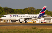 LATAM Airlines Brasil Airbus A320-214 (PR-MHP) at  Teresina - Senador Petrônio Portella, Brazil