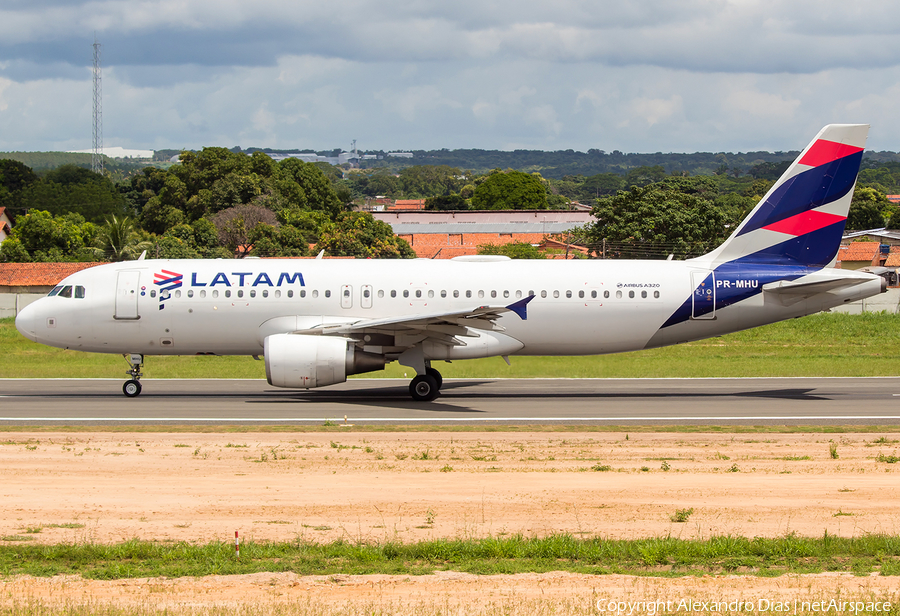 LATAM Airlines Brasil Airbus A320-214 (PR-MHU) | Photo 679291