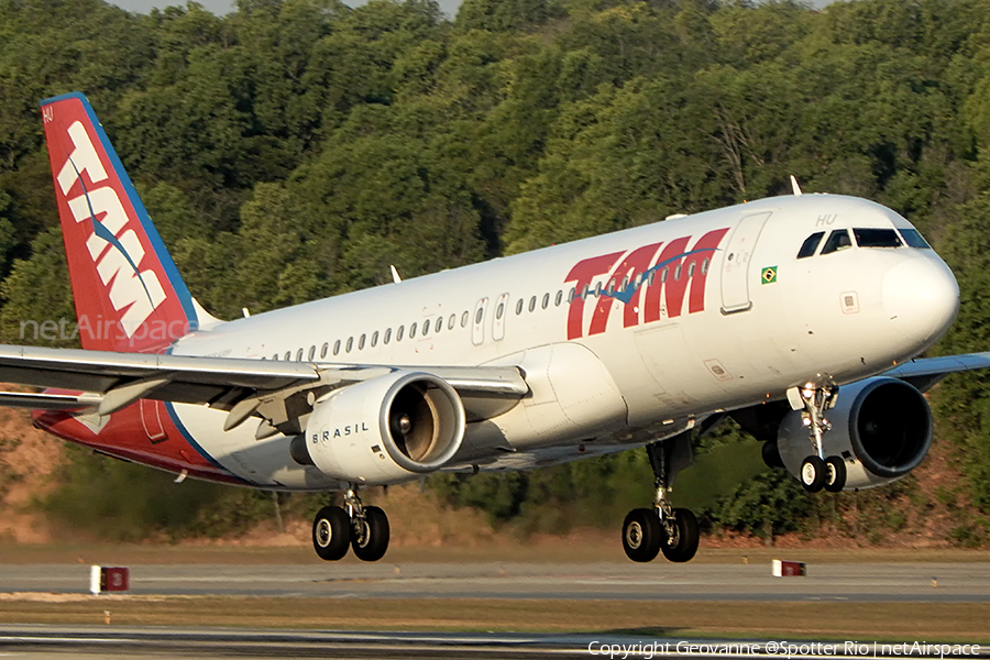 TAM Brazilian Airlines Airbus A320-214 (PR-MHU) | Photo 395929