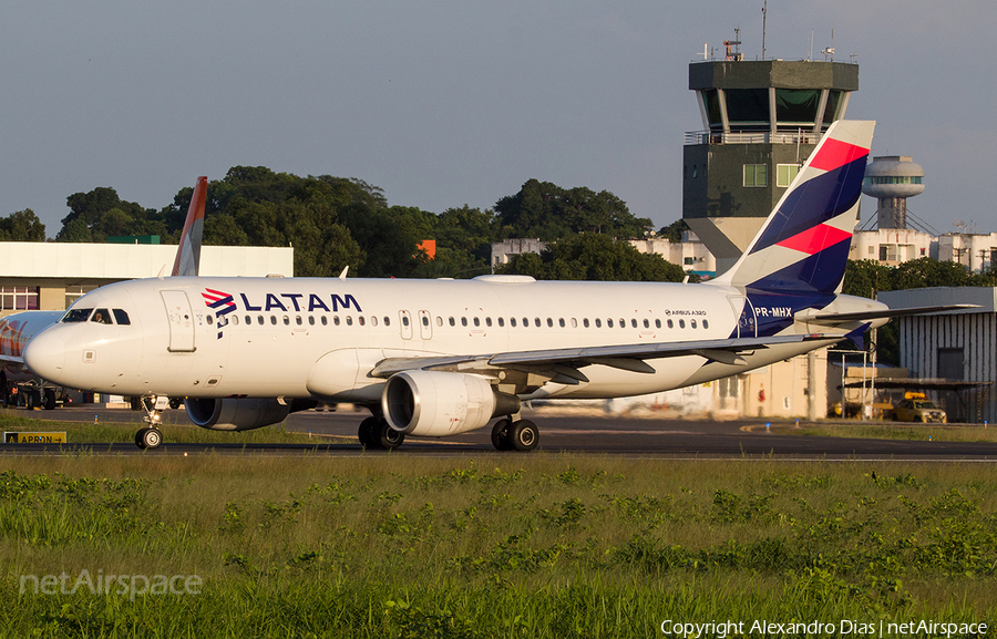 LATAM Airlines Brasil Airbus A320-214 (PR-MHX) | Photo 492502