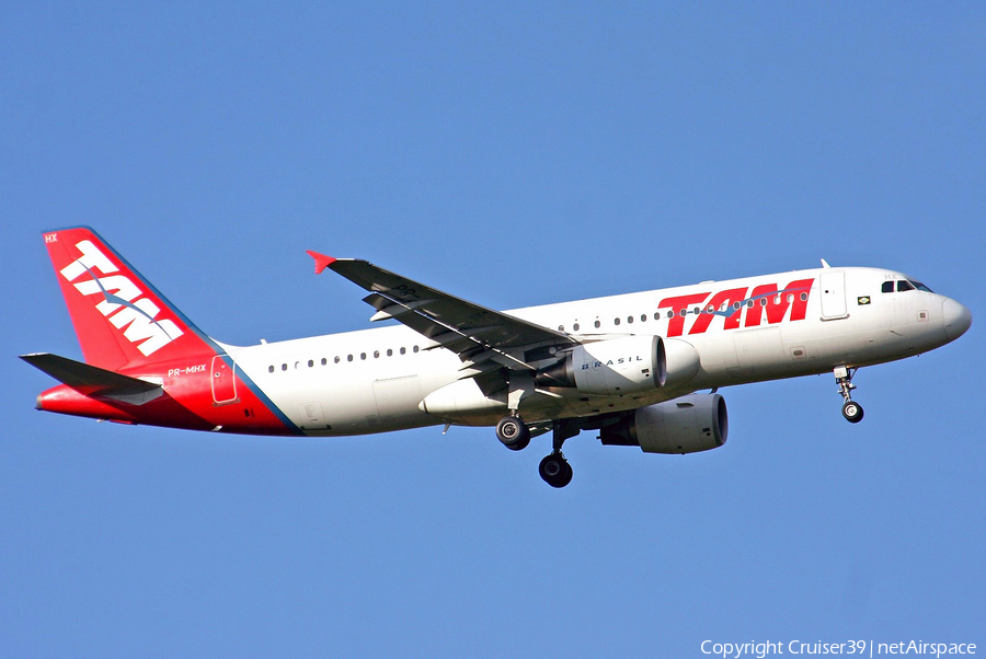 TAM Brazilian Airlines Airbus A320-214 (PR-MHX) | Photo 144882