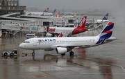 LATAM Airlines Brasil Airbus A320-214 (PR-MYX) at  Rio De Janeiro - Galeao - Antonio Carlos Jobim International, Brazil