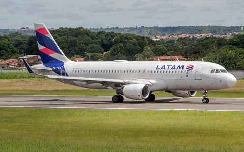 LATAM Airlines Brasil Airbus A320-214 (PR-TYA) at  Teresina - Senador Petrônio Portella, Brazil