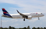 LATAM Airlines Brasil Airbus A320-214 (PR-TYD) at  Salvador - International (Deputado Luís Eduardo Magalhães), Brazil