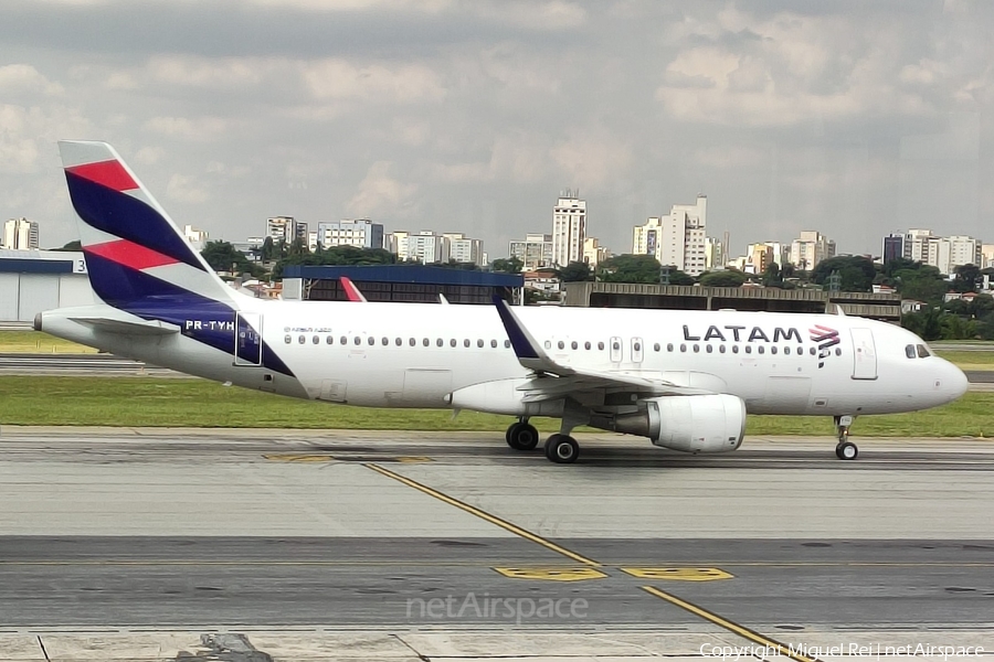 LATAM Airlines Brasil Airbus A320-214 (PR-TYH) | Photo 499234