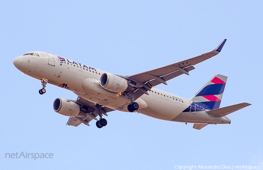 LATAM Airlines Brasil Airbus A320-214 (PR-TYJ) | Photo 494294