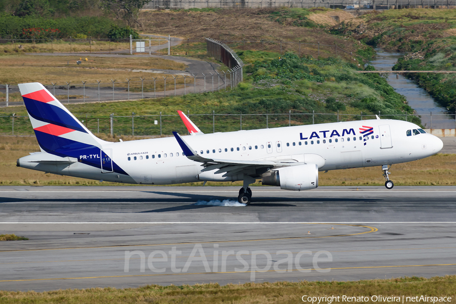 LATAM Airlines Brasil Airbus A320-214 (PR-TYL) | Photo 345596