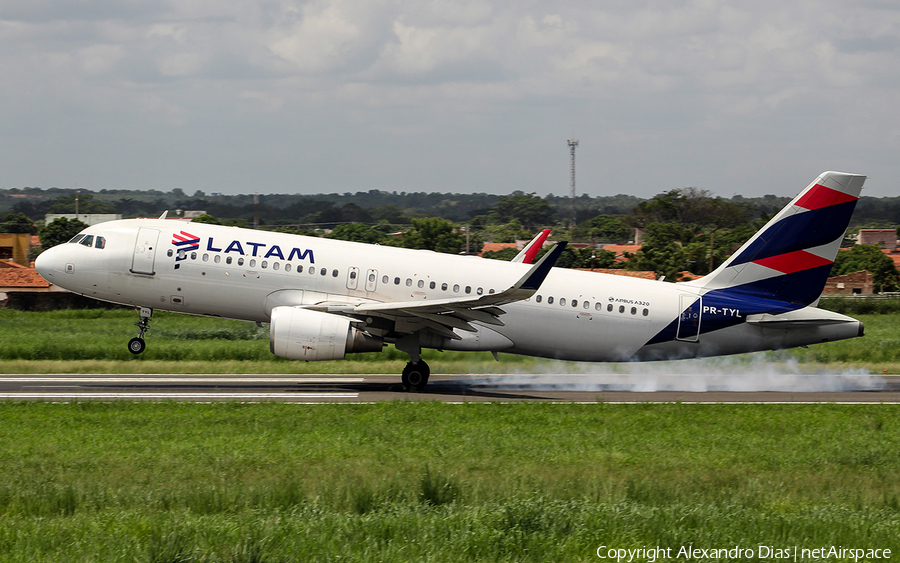 LATAM Airlines Brasil Airbus A320-214 (PR-TYL) | Photo 516322