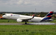 LATAM Airlines Brasil Airbus A320-214 (PR-TYL) at  Teresina - Senador Petrônio Portella, Brazil