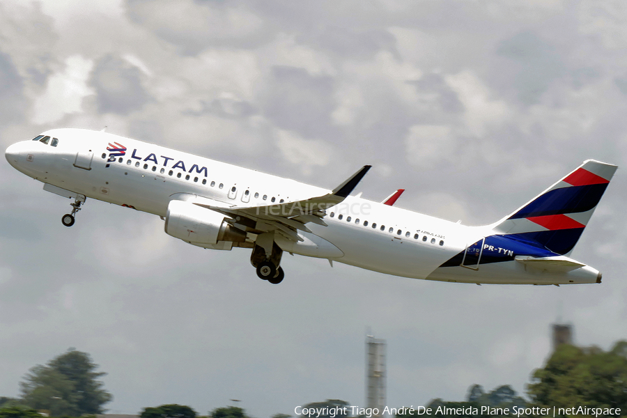 LATAM Airlines Brasil Airbus A320-214 (PR-TYN) | Photo 536933
