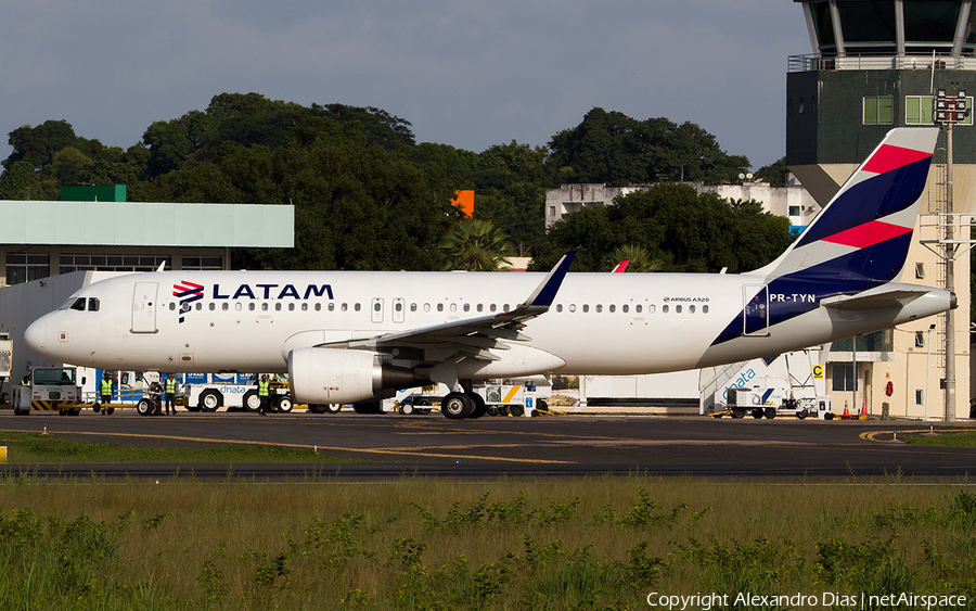 LATAM Airlines Brasil Airbus A320-214 (PR-TYN) | Photo 496911