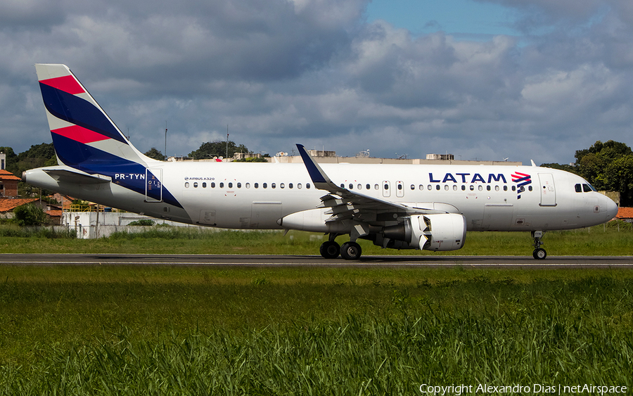 LATAM Airlines Brasil Airbus A320-214 (PR-TYN) | Photo 511789