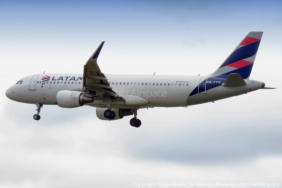 LATAM Airlines Brasil Airbus A320-214 (PR-TYO) | Photo 378955