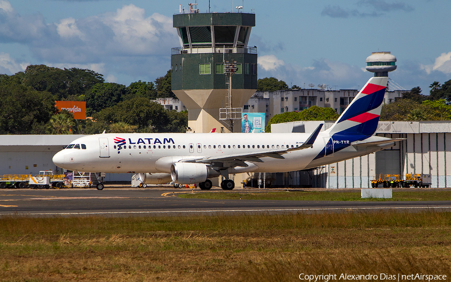 LATAM Airlines Brasil Airbus A320-214 (PR-TYR) | Photo 513145