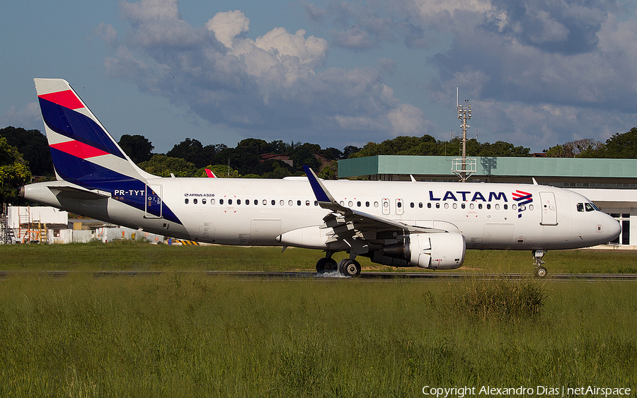 LATAM Airlines Brasil Airbus A320-214 (PR-TYT) | Photo 569120