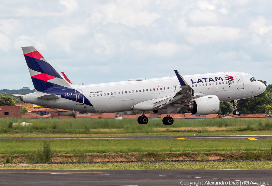 LATAM Airlines Brasil Airbus A320-271N (PR-XBI) | Photo 679138