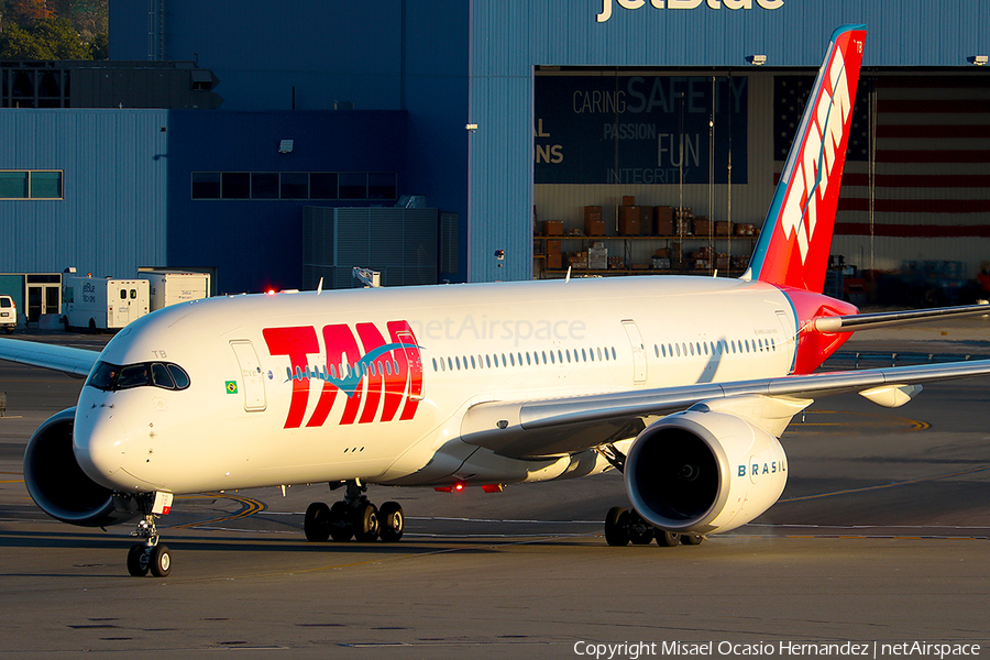 LATAM Airlines Brasil Airbus A350-941 (PR-XTB) | Photo 191081