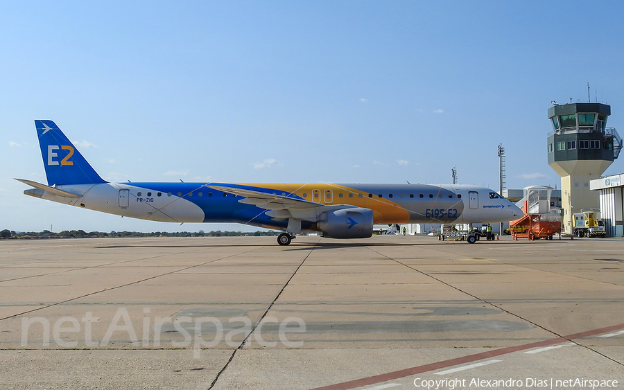 Embraer Embraer ERJ-195E2 (ERJ-190-400STD) (PR-ZIQ) | Photo 493769