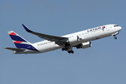 LATAM Airlines Brasil Boeing 767-316(ER) (PT-MSY) at  Lisbon - Portela, Portugal