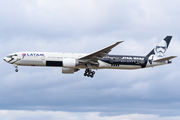 LATAM Airlines Brasil Boeing 777-32W(ER) (PT-MUA) at  Frankfurt am Main, Germany