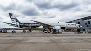 LATAM Airlines Brasil Boeing 777-32W(ER) (PT-MUA) at  Sao Paulo - Guarulhos - Andre Franco Montoro (Cumbica), Brazil