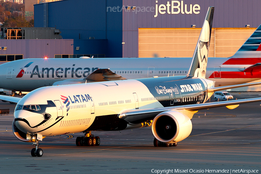 LATAM Airlines Brasil Boeing 777-32W(ER) (PT-MUA) | Photo 359578