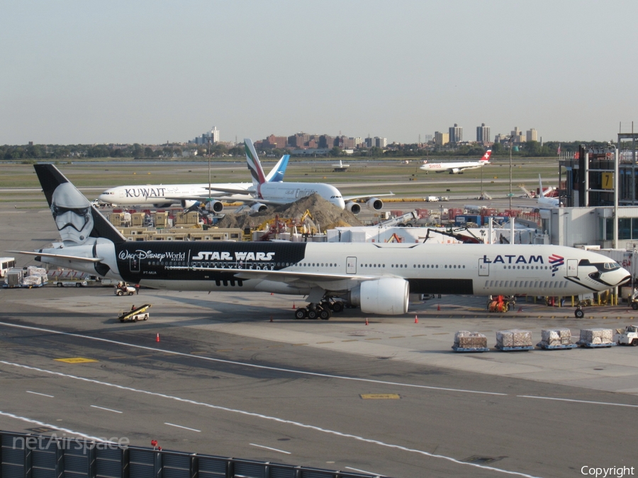 LATAM Airlines Brasil Boeing 777-32W(ER) (PT-MUA) | Photo 527615