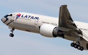 LATAM Airlines Brasil Boeing 777-32W(ER) (PT-MUA) at  Madrid - Barajas, Spain