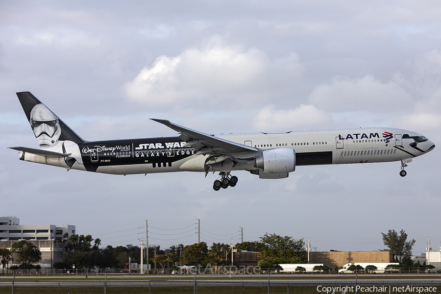 LATAM Airlines Brasil Boeing 777-32W(ER) (PT-MUA) | Photo 377711